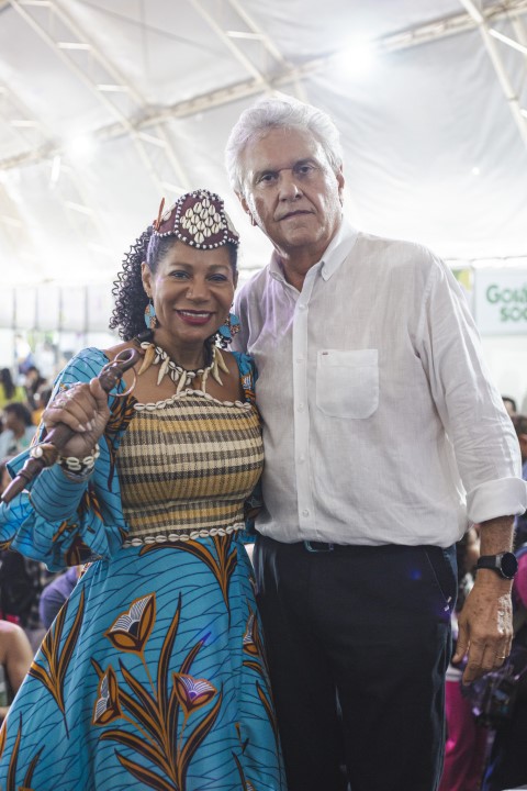 A rainha Diambi Kabatusuila com o governador Ronaldo Caiado