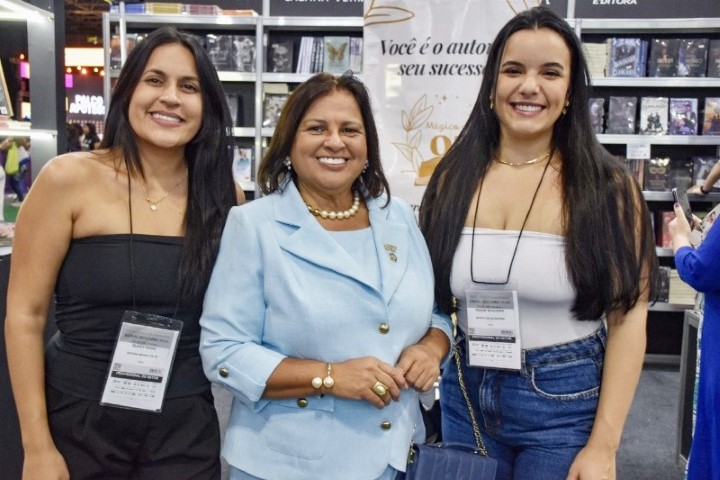 Sueli Batista entre representantes da Mágico de Oz no Brasil, Gleice Poggi, chefe editorial e Raiane Nogueira, gerente de venda