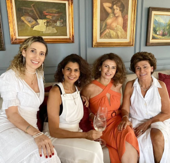 Leila Malouf com as filhas Alexia, Ariane e Adel